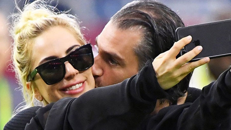 Η Lady Gaga θα ντυθεί νυφούλα