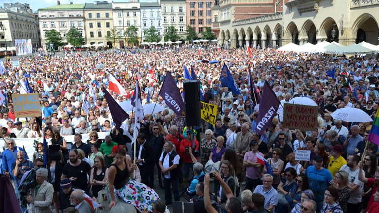 Πολωνία: Χιλιάδες διαδηλωτές εναντίον των αλλαγών στο δικαστικό σύστημα