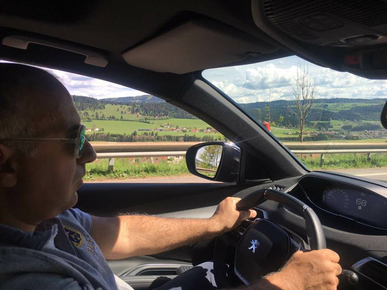 Πήγε να οδηγήσει ένα αυτοκίνητο και τον... έφαγαν!!! Το σίγουρο είναι πως ο Τάκης έφαγε και ωραία τυριά και δοκίμασε εκλεκτά κρασιά...