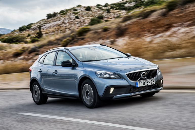 Οι επιδόσεις είναι ικανοποιητικές για ένα αυτοκίνητο της μεσαίας κατηγορίας, με το 0-100 να επιτυγχάνεται σε 8.5 δευτερόλεπτα και την τελική ταχύτητα να περιορίζεται στα 210 χλμ./ώρα