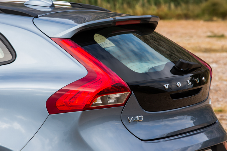 Η σχεδίαση των πίσω φωτιστικών σωμάτων είναι χαρακτηριστική στο V40