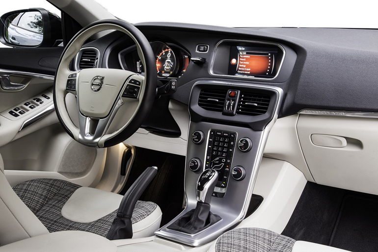 Το εσωτερικό του μοντέλου το οποίο είναι διαθέσιμο με στάνταρτ αυτόματο κιβώτιο ταχυτήτων