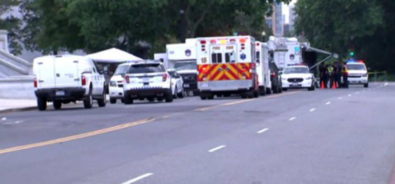 Στο σημείο έχουν σπεύσει ισχυρές δυνάμεις της αστυνομίας