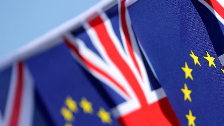 Σχόλια προκάλεσε η παρουσία του Ντ. Ντέιβις χωρίς σημειώσεις στις συζητήσεις για το Brexit