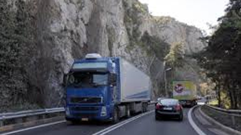 Πτώση βράχων στην παλαιά εθνική οδό Αθηνών-Θεσσαλονίκης στο ύψος των Τεμπών