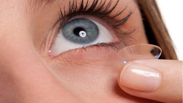 Οι γιατροί έβγαλαν 27 φακούς επαφής από το… μάτι μιας γυναίκας!