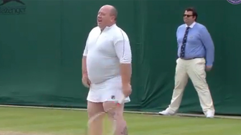 Τενίστριες του Wimbledon έβαλαν θεατή να παίξει με φούστα, γιατί έκανε τον… έξυπνο!