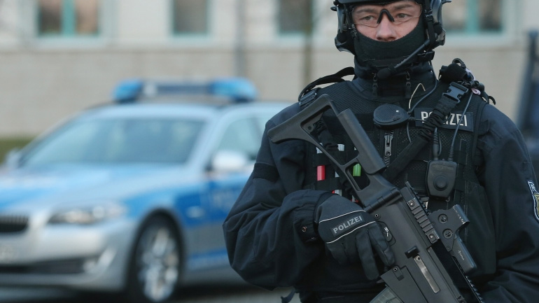 Επί ποδός οι γερμανικές αρχές – Αναζητούν ένοπλο που μπήκε σε σχολείο