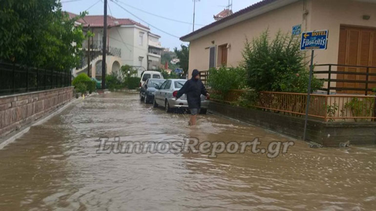 Σοβαρές πλημμύρες στη Λήμνο σε κατοικίες και δρόμους