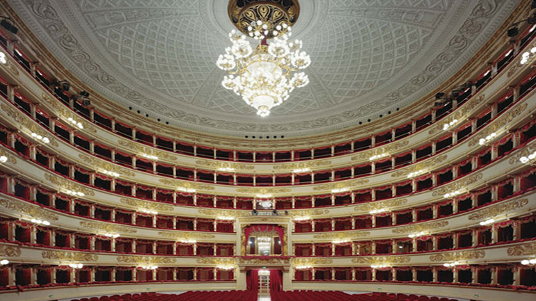 Όχι t-shirts, μίνι και σαγιονάρες στη Σκάλα του Μιλάνου