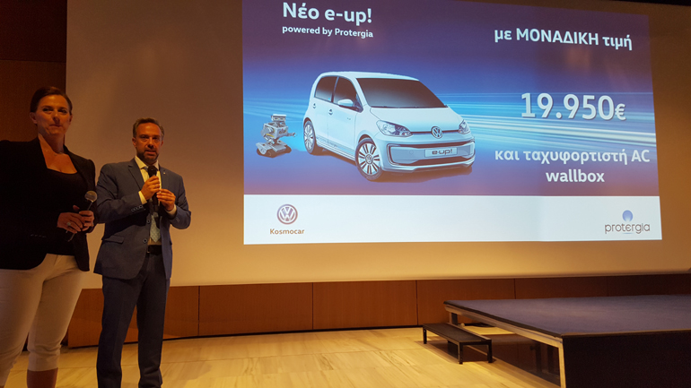 Ο επικεφαλής της VW στην Ελλάδα, Θανάσης Κονιστής μαζί με την διευθύντρια επικοινωνίας και marketing της Protergia Βίβιαν Μπουζάλη. Δεξιά η τιμή που ανακοινώθηκε προκαλώντας αίσθηση...
