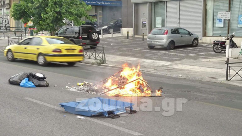 Επίθεση με πέτρες στο Α.Τ. Εξαρχείων