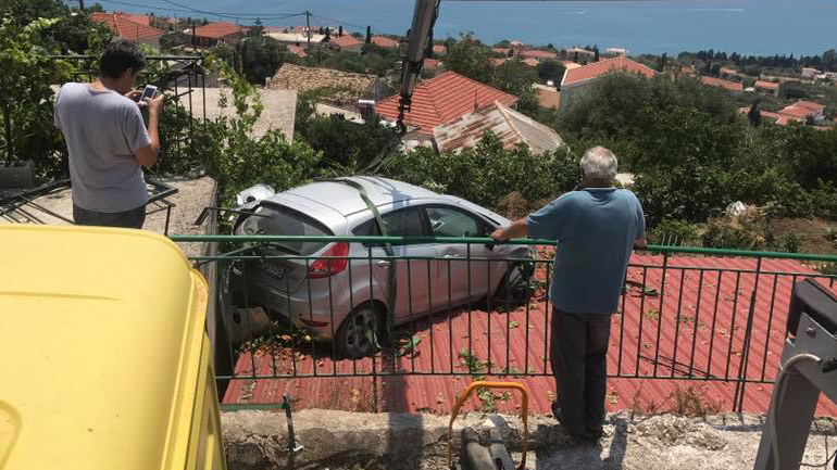 Αυτοκίνητο προσγειώθηκε πάνω σε στέγη στην Κεφαλονιά Αυτοκίνητο προσγειώθηκε πάνω σε στέγη στην Κεφαλονιά