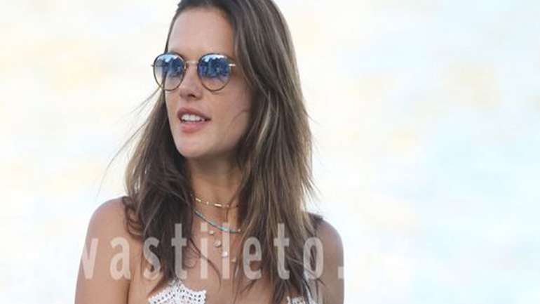 Η Alessandra Ambrosio αναστατώνει το νησί των ανέμων με το λευκό ολόσωμο μαγιό της