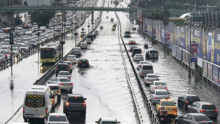 «Ποτάμια» οι δρόμοι στην Κωνσταντινούπολη
