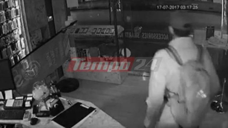 Πάτρα: Καρέ καρέ η «έφοδος» διαρρήκτη σε κατάστημα