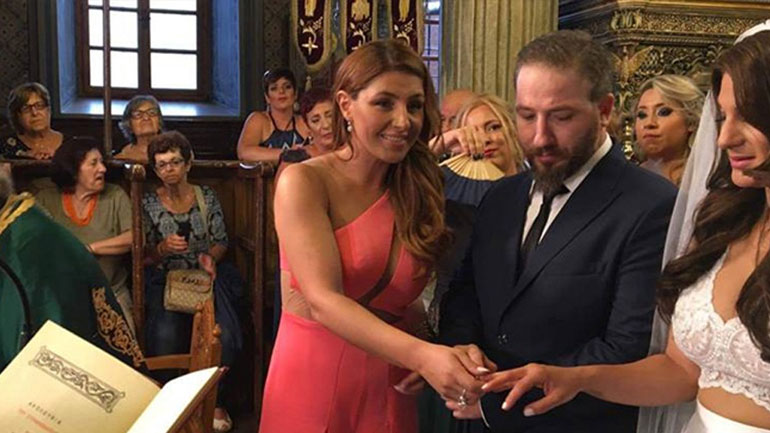 Έλενα Παπαρίζου: Έγινε κουμπάρα στη Λέσβο και έκλεψε την παράσταση με την εμφάνισή της!