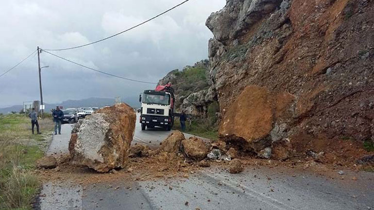 Λάρισα: Ζημιές σε σταθμευμένα αυτοκίνητα από πτώση βράχων στα Αμπελάκια