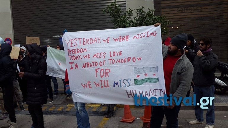 Θεσσαλονίκη: Διαμαρτυρία Σύρων προσφύγων στο Προξενείο της Γερμανίας