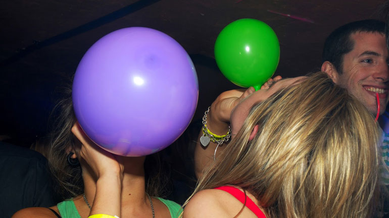 «Σαφάρι» για αμπούλες αερίου γέλιου σε Κέρκυρα και Ζάκυνθο