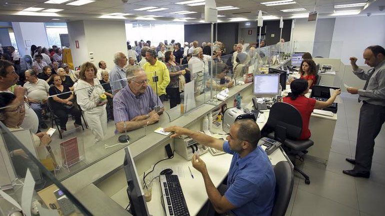 Με προμήθεια από την Παρασκευή η εξόφληση φόρων στα τραπεζικά γκισέ