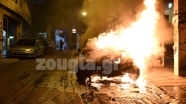 Εξάρχεια: Επιθέσεις σε αστυνομικές διμοιρίες μετά τη λήξη της πορείας για την Ηριάννα – στις φλόγες τυλίχθηκε όχημα