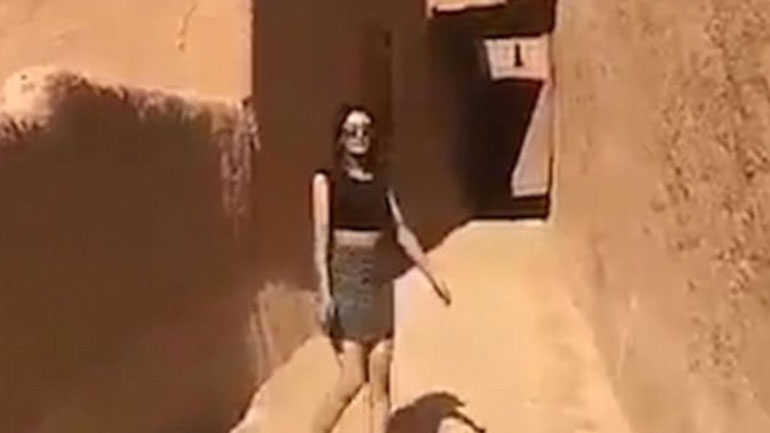 Σαουδική Αραβία: Συνελήφθη η κοπέλα που εμφανίστηκε με φούστα έξω από μνημείο