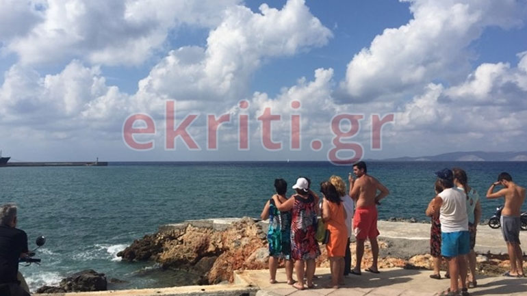 Αναστάτωση για γυναίκα στο Ηράκλειο που πάλευε με τα κύματα