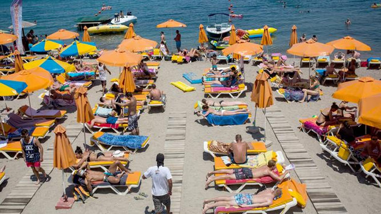 Spiegel: Ο τουρισμός ανθεί, οι εργαζόμενοι υποφέρουν