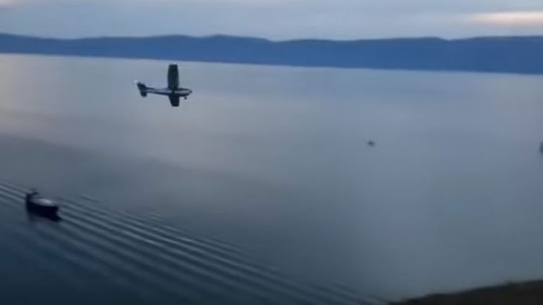 Καρέ-καρέ η πτώση μικρού αεροσκάφους στη λίμνη Βαϊκάλη