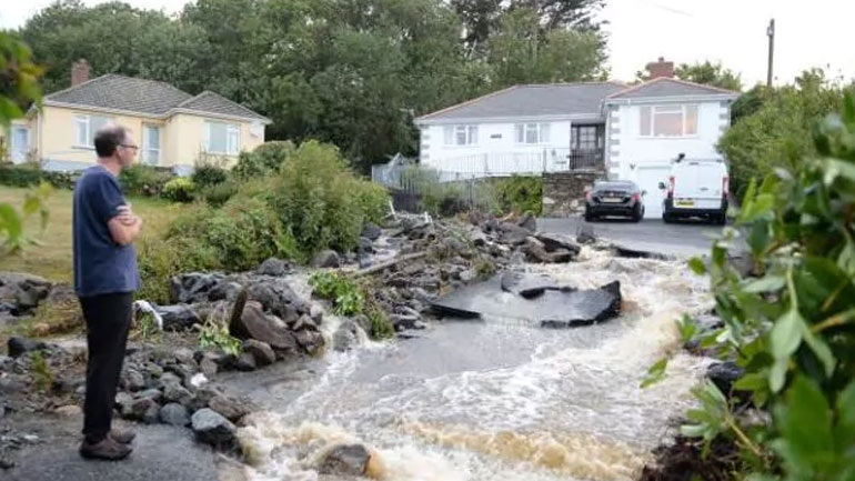 Βρετανία: Μεγάλες καταστροφές από τις σφοδρές βροχοπτώσεις στην Κορνουάλη