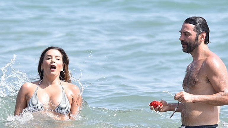 Eva Longoria: Έκλεψε τις εντυπώσεις στην παραλία με το καυτό μπικίνι της!