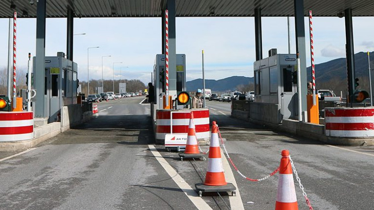 Πολίτες στην Καβάλα απέκλεισαν την Εγνατία διαμαρτυρόμενοι κατά της εγκατάστασης νέων διοδίων