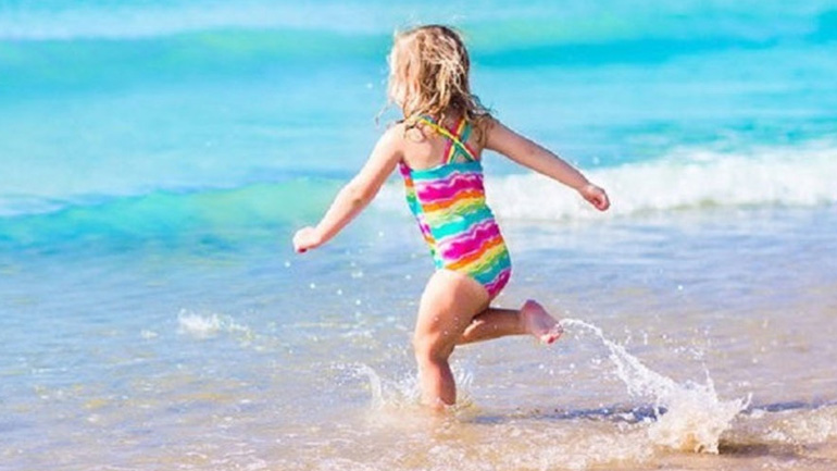 Ποιες ώρες επιτρέπεται το μπάνιο στη θάλασσα για τα παιδιά;