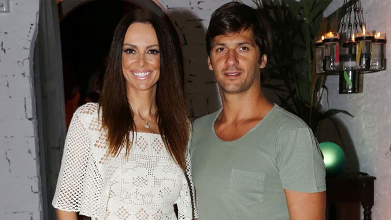 Μπέττυ Μαγγίρα: Απόδραση στη Σαντορίνη με τον σύζυγό της και φίλους!