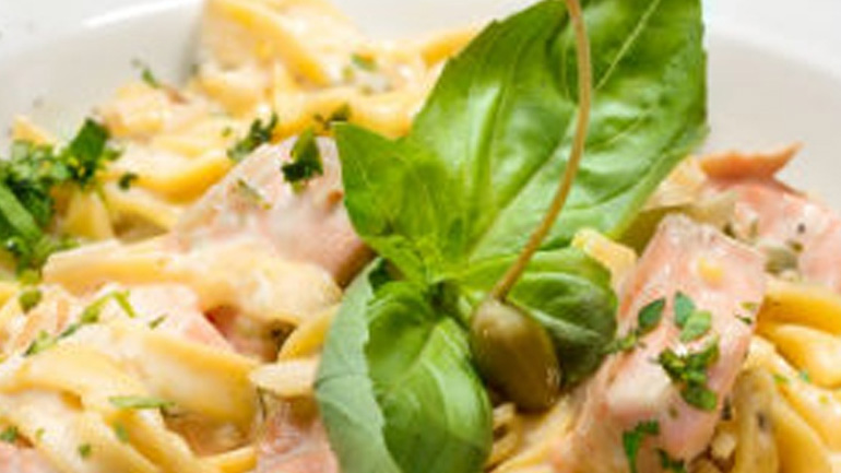 Ταλιατέλες με καπνιστό σολομό και κρέμα γάλακτος