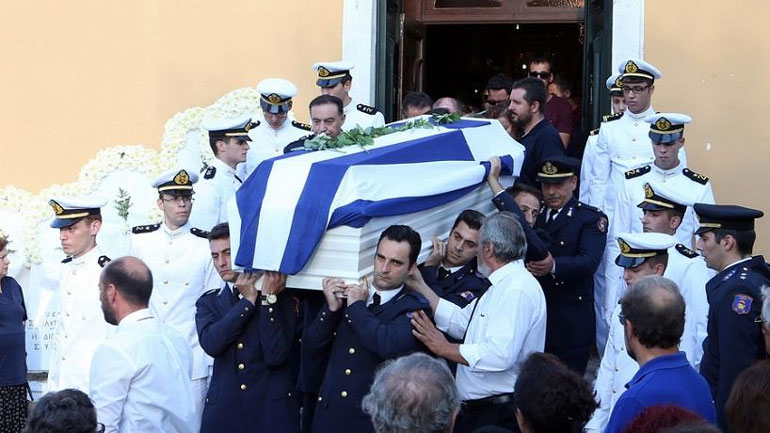 Με τιμές ήρωα κηδεύτηκε ο 33χρονος πυροσβέστης που είχε τραυματιστεί στο Ζευγολατιό