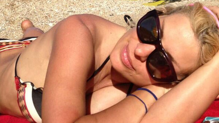 Ελένη Μενεγάκη: Ποζάρει με λευκό καφτάνι από τα Άχλα της Άνδρου