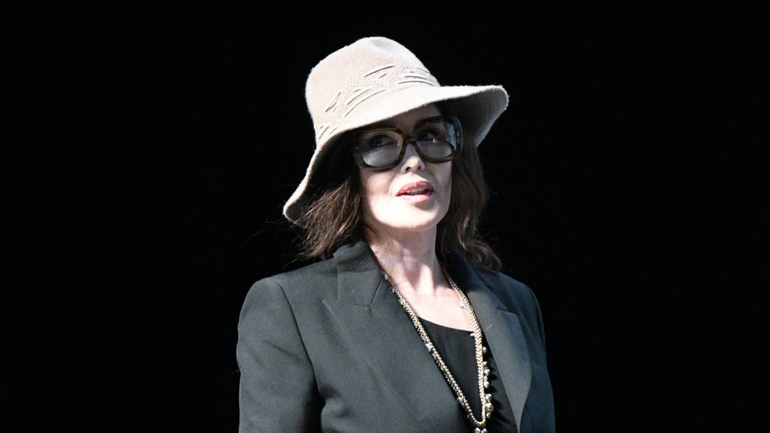 Η Ιζαμπέλ Ατζανί διαβάζει Γιάννη Ρίτσο στον κήπο του Μουσείου Calvet στην Αβινιόν