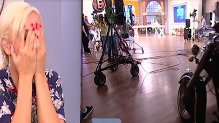 Η αναπάντεχη εισβολή του Σπαλιάρα με μηχανή στο πλατό της εκπομπής της Λαμπίρη