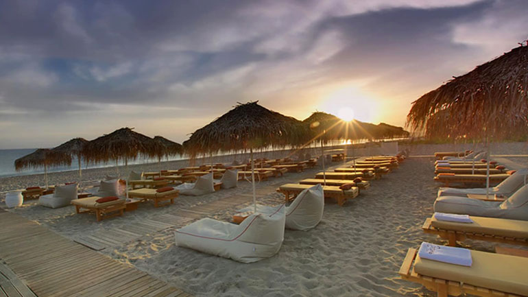 Plazz: Η εφαρμογή που σου βρίσκει ξαπλώστρα