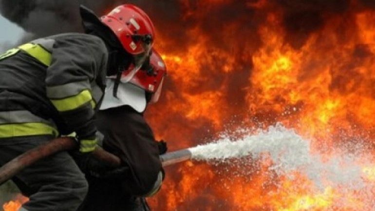 Μάχη με τις φλόγες δίνουν οι πυροσβέστες στη Σητεία