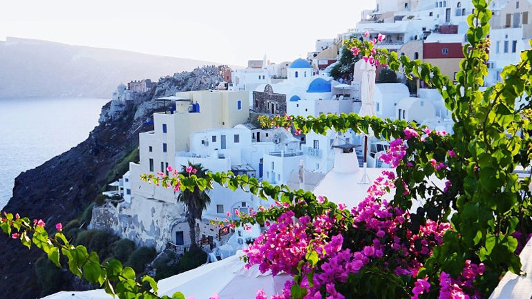 Spiegel: Ο τουρισμός ανθεί, οι εργαζόμενοι υποφέρουν