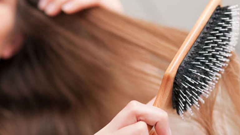 Η Τέτα Καμπουρέλη αποκαλύπτει: Αυτός είναι ο σωστός τρόπος καθαρισμού της βούρτσας μαλλιών!