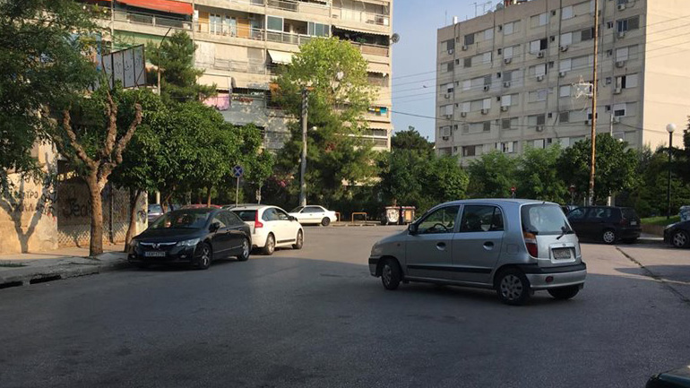 Αυτό πάει να πει παράτησε το αυτοκίνητο στη μέση του δρόμου…