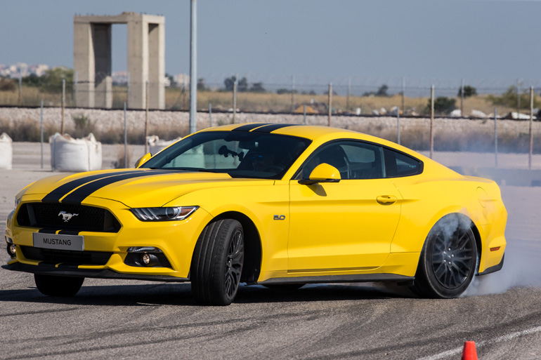 Είναι... ωραία να λιώνεις τα λάστιχα σε μία Ford Mustang!