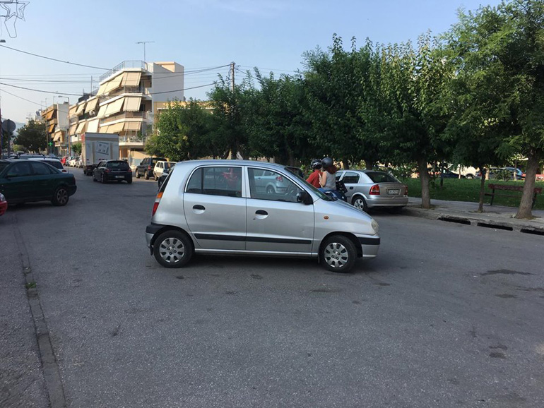 Αναρωτιέσαι το σκεφτόταν και το παράτησε ο ιδιοκτήτης του έτσι...