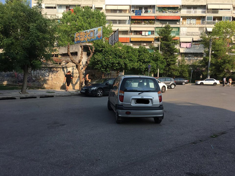 Μόνο στην Ελλάδα τέτοια παρκαρίσματα...