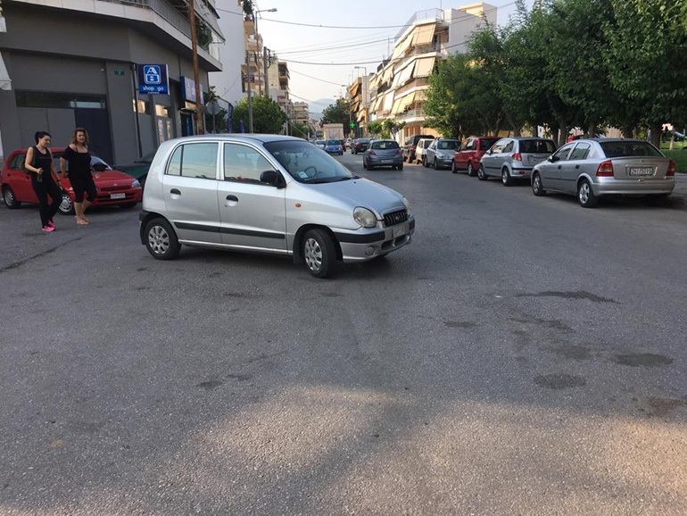 Στην κυριολεξία, το παράτησε στη μέση του δρόμου!!!