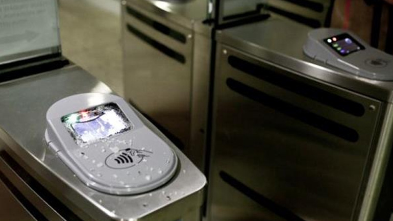 Ταυτοποιήθηκαν τρεις από τους δράστες των φθορών σε ακυρωτικά μηχανήματα στην Ομόνοια